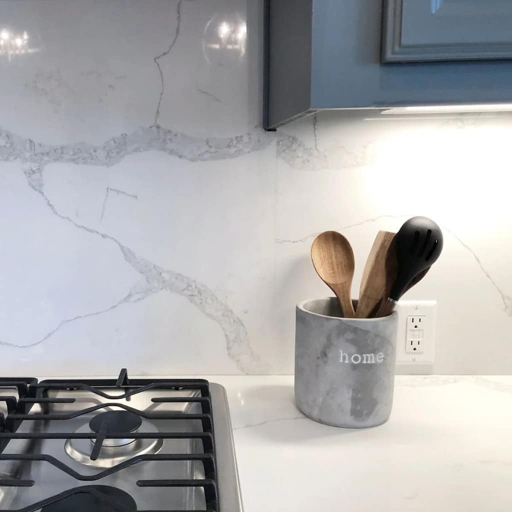 White Quartz Worktop & Splashback In Kitchen