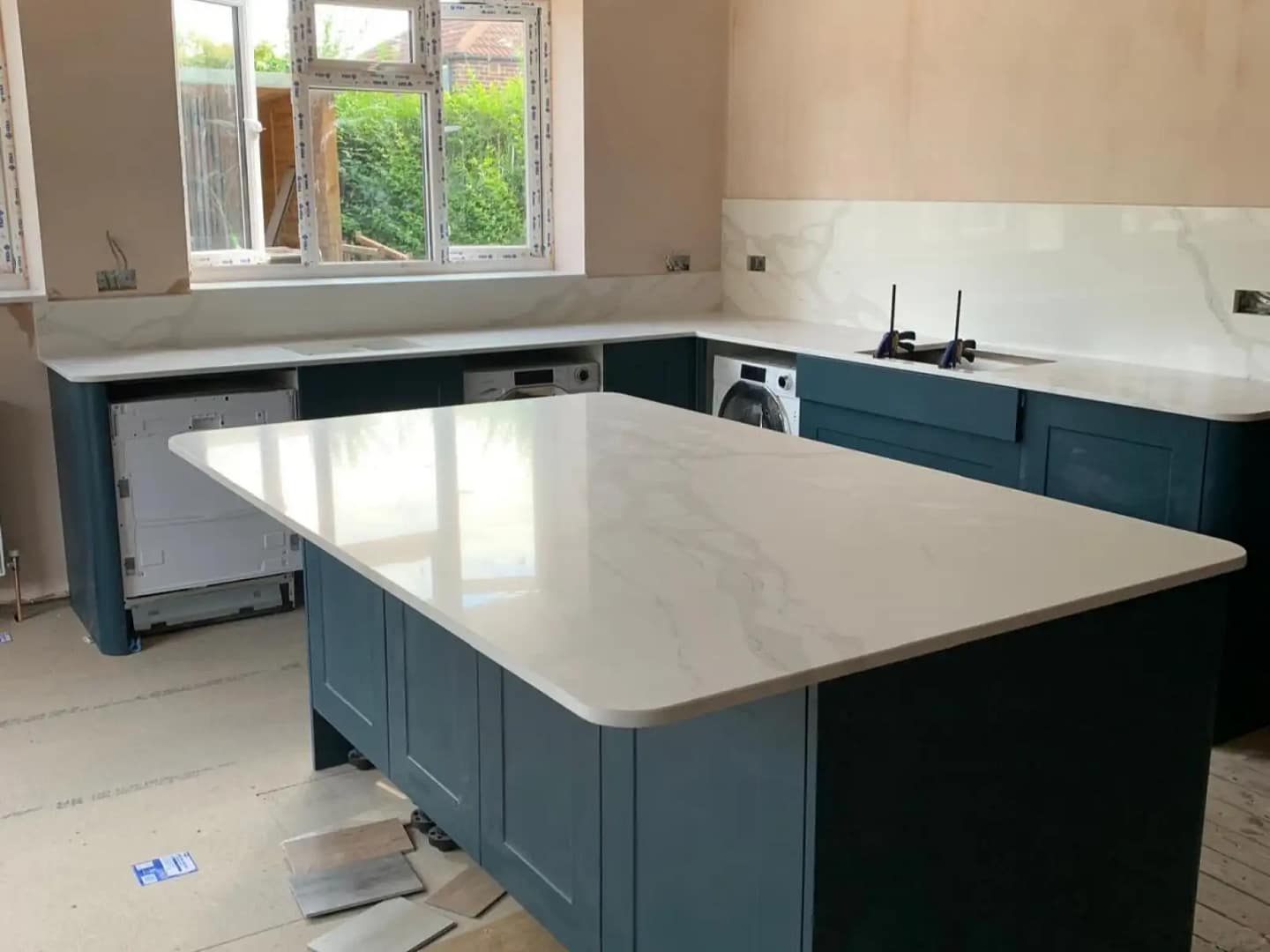 Quartz Kitchen Worktops In Leeds - Island, Kitchen and Splashmarks in Superior Calcata Fusion